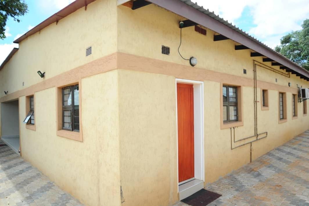 Pillacol Guest House Victoria Falls Exterior photo