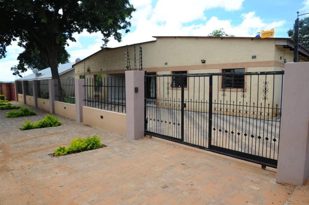 Pillacol Guest House Victoria Falls Exterior photo