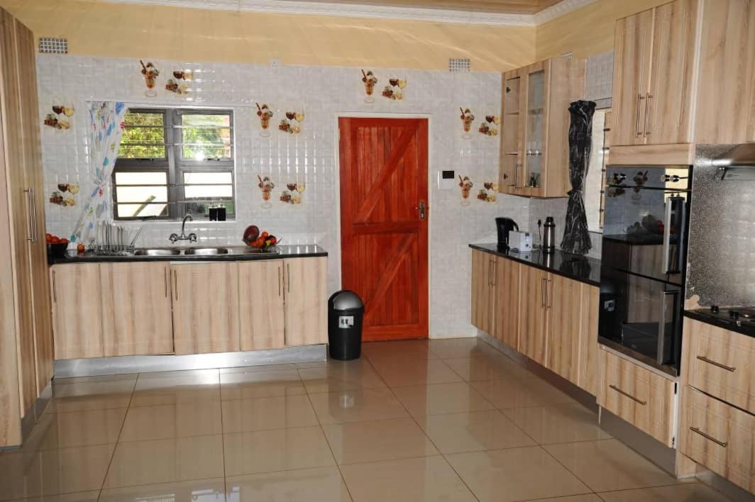 Pillacol Guest House Victoria Falls Exterior photo